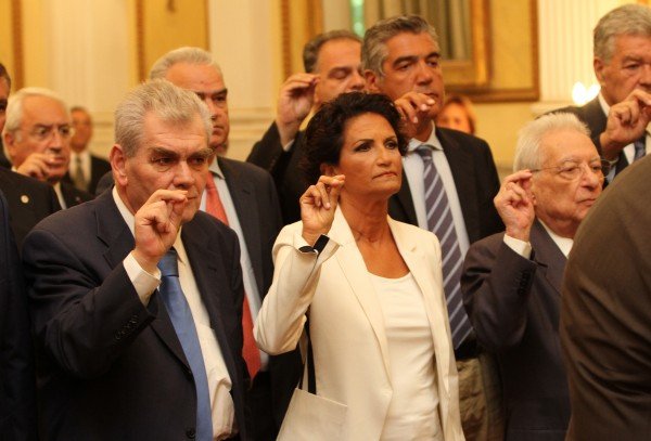 Αλκηστις Πρωτοψάλτη, η έκπληξη της κυβέρνησης - Το σκουλαρίκι στο αυτί, η κομψή εμφάνιση: «Είμαστε ακόμα ζωντανοί;» [εικόνες] | iefimerida.gr 9