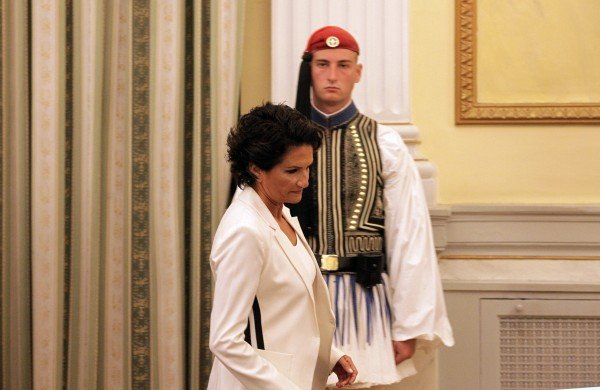 Αλκηστις Πρωτοψάλτη, η έκπληξη της κυβέρνησης - Το σκουλαρίκι στο αυτί, η κομψή εμφάνιση: «Είμαστε ακόμα ζωντανοί;» [εικόνες] | iefimerida.gr 5