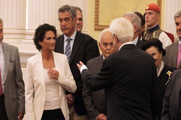 Αλκηστις Πρωτοψάλτη, η έκπληξη της κυβέρνησης - Το σκουλαρίκι στο αυτί, η κομψή εμφάνιση: «Είμαστε ακόμα ζωντανοί;» [εικόνες] | iefimerida.gr 6