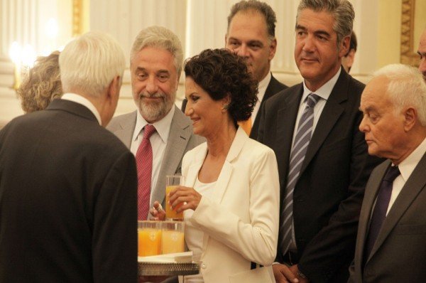 Αλκηστις Πρωτοψάλτη, η έκπληξη της κυβέρνησης - Το σκουλαρίκι στο αυτί, η κομψή εμφάνιση: «Είμαστε ακόμα ζωντανοί;» [εικόνες] | iefimerida.gr 1