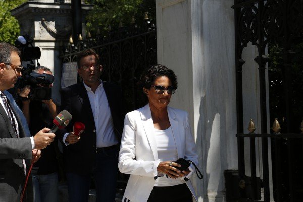 Αλκηστις Πρωτοψάλτη, η έκπληξη της κυβέρνησης - Το σκουλαρίκι στο αυτί, η κομψή εμφάνιση: «Είμαστε ακόμα ζωντανοί;» [εικόνες] | iefimerida.gr 2