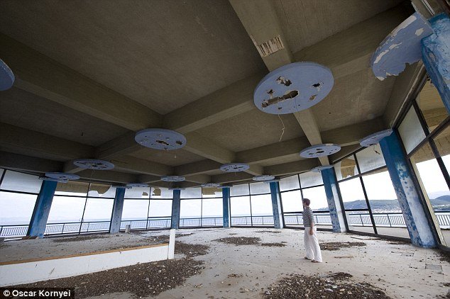 Ρημάζει το «καταραμένο» ξενοδοχείο στην Πελοπόννησο όπου έμενε η Αντζελίνα Τζολί [εικόνες & βίντεο] | iefimerida.gr 1