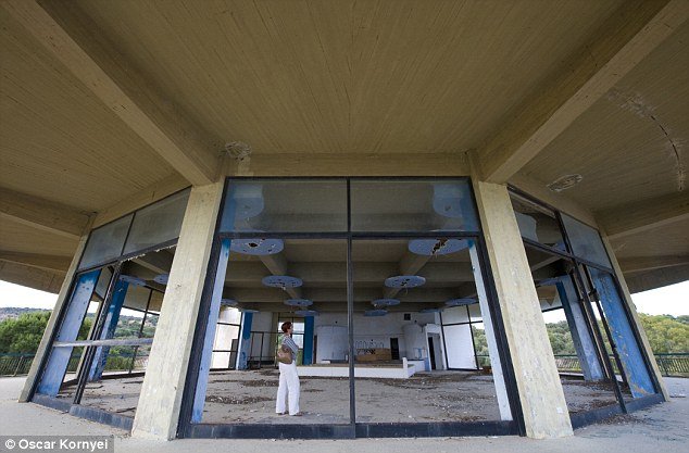 Ρημάζει το «καταραμένο» ξενοδοχείο στην Πελοπόννησο όπου έμενε η Αντζελίνα Τζολί [εικόνες & βίντεο] | iefimerida.gr 2