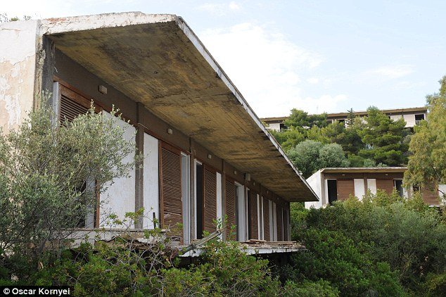 Ρημάζει το «καταραμένο» ξενοδοχείο στην Πελοπόννησο όπου έμενε η Αντζελίνα Τζολί [εικόνες & βίντεο] | iefimerida.gr 6