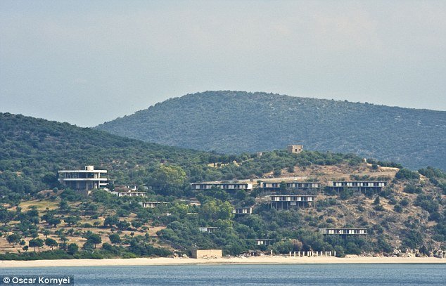 Ρημάζει το «καταραμένο» ξενοδοχείο στην Πελοπόννησο όπου έμενε η Αντζελίνα Τζολί [εικόνες & βίντεο] | iefimerida.gr 7