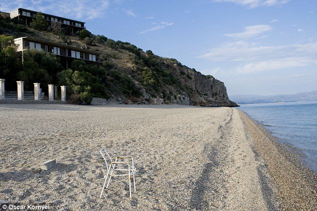 Ρημάζει το «καταραμένο» ξενοδοχείο στην Πελοπόννησο όπου έμενε η Αντζελίνα Τζολί [εικόνες & βίντεο] | iefimerida.gr 8