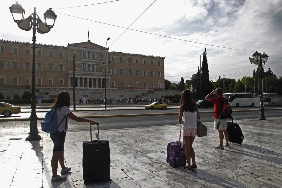 Αυξημένη η κίνηση και σήμερα στα λιμάνια - Αδεια πόλη η Αθήνα [εικόνες] | iefimerida.gr 1
