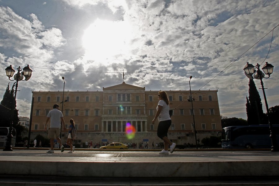Αυξημένη η κίνηση και σήμερα στα λιμάνια - Αδεια πόλη η Αθήνα [εικόνες] | iefimerida.gr 2