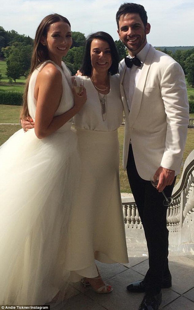 Τραγουδίστρια από την Αυστραλία ερωτεύτηκε τη Σαντορίνη στον μήνα του μέλιτος -Αποθεώνει το νησί στο Instagram [εικόνες] | iefimerida.gr 4