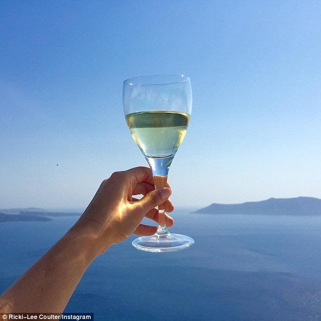 Τραγουδίστρια από την Αυστραλία ερωτεύτηκε τη Σαντορίνη στον μήνα του μέλιτος -Αποθεώνει το νησί στο Instagram [εικόνες] | iefimerida.gr 3