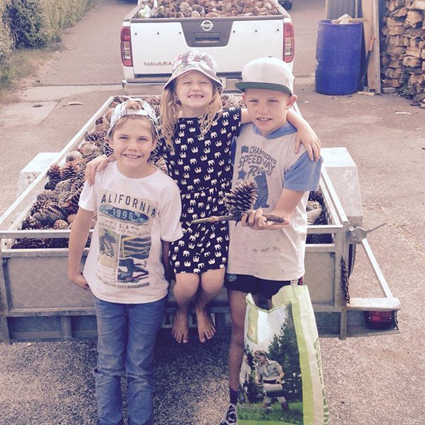 Ενας θαυμάσιος μπαμπάς: Δείτε τι τατουάζ έκανε για να μη νιώθει άσχημα η βαρήκοη κόρη του [εικόνες]   | iefimerida.gr 1