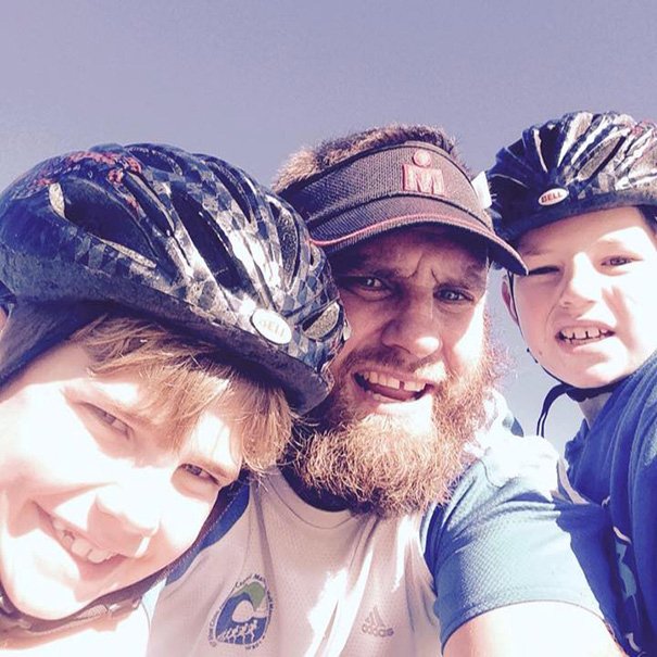 Ενας θαυμάσιος μπαμπάς: Δείτε τι τατουάζ έκανε για να μη νιώθει άσχημα η βαρήκοη κόρη του [εικόνες]   | iefimerida.gr 2