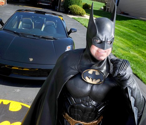 Σκοτώθηκε ο Μπάτμαν, σε τροχαίο με το Batmobile [εικόνες & βίντεο] | iefimerida.gr 4