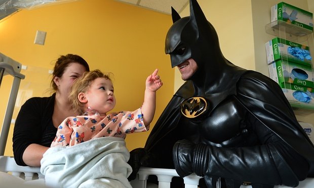 Σκοτώθηκε ο Μπάτμαν, σε τροχαίο με το Batmobile [εικόνες & βίντεο] | iefimerida.gr 1