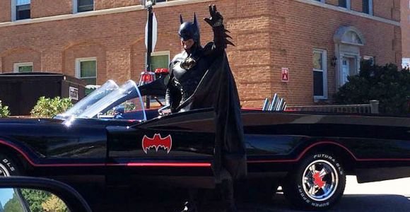 Σκοτώθηκε ο Μπάτμαν, σε τροχαίο με το Batmobile [εικόνες & βίντεο] | iefimerida.gr 5