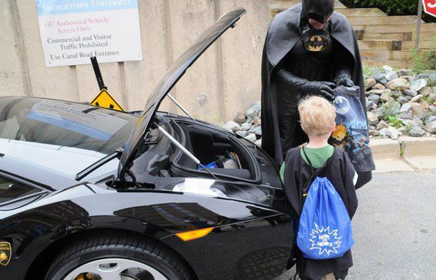 Σκοτώθηκε ο Μπάτμαν, σε τροχαίο με το Batmobile [εικόνες & βίντεο] | iefimerida.gr 9
