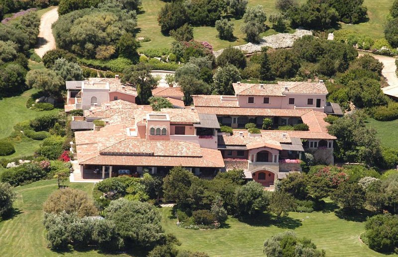 Ο Μπερλουσκόνι πουλάει τη βίλα του στη Σαρδηνία -Με 68 δωμάτια, 6 πισίνες και τεχνητό ηφαίστειο [εικόνες] | iefimerida.gr 0