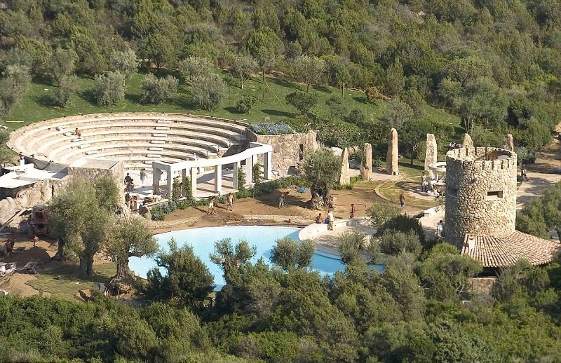Ο Μπερλουσκόνι πουλάει τη βίλα του στη Σαρδηνία -Με 68 δωμάτια, 6 πισίνες και τεχνητό ηφαίστειο [εικόνες] | iefimerida.gr 1