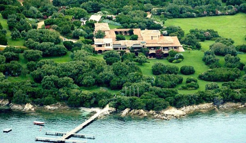 Ο Μπερλουσκόνι πουλάει τη βίλα του στη Σαρδηνία -Με 68 δωμάτια, 6 πισίνες και τεχνητό ηφαίστειο [εικόνες] | iefimerida.gr 2