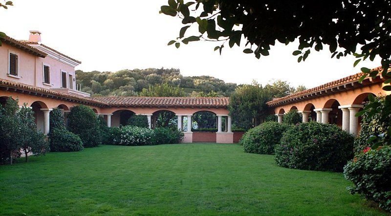 Ο Μπερλουσκόνι πουλάει τη βίλα του στη Σαρδηνία -Με 68 δωμάτια, 6 πισίνες και τεχνητό ηφαίστειο [εικόνες] | iefimerida.gr 3