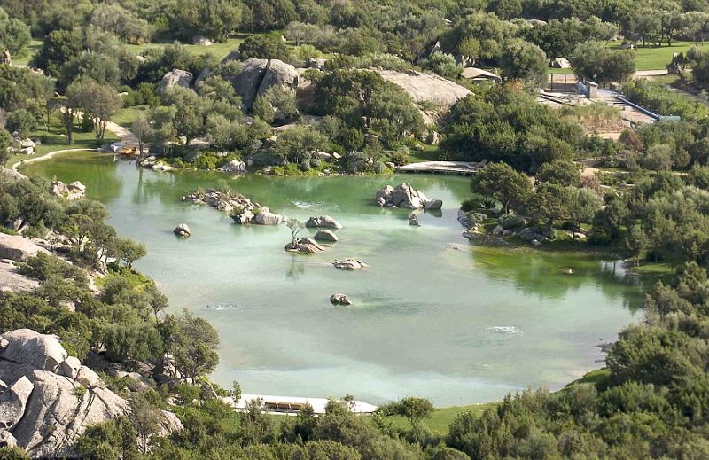 Ο Μπερλουσκόνι πουλάει τη βίλα του στη Σαρδηνία -Με 68 δωμάτια, 6 πισίνες και τεχνητό ηφαίστειο [εικόνες] | iefimerida.gr 6