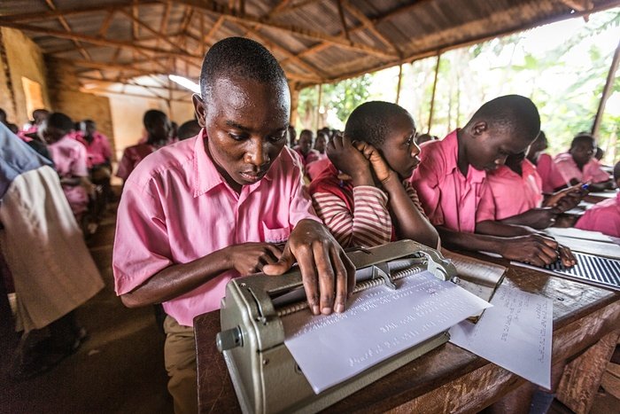 Φωτογραφίζει τους τυφλούς για να τους βοηθήσει [εικόνες] | iefimerida.gr 4