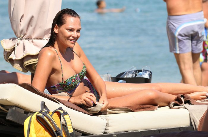 Η Υβόννη Μπόσνιακ χωρίς ρετούς 6 μήνες μετά τον τοκετό [εικόνες] | iefimerida.gr 4