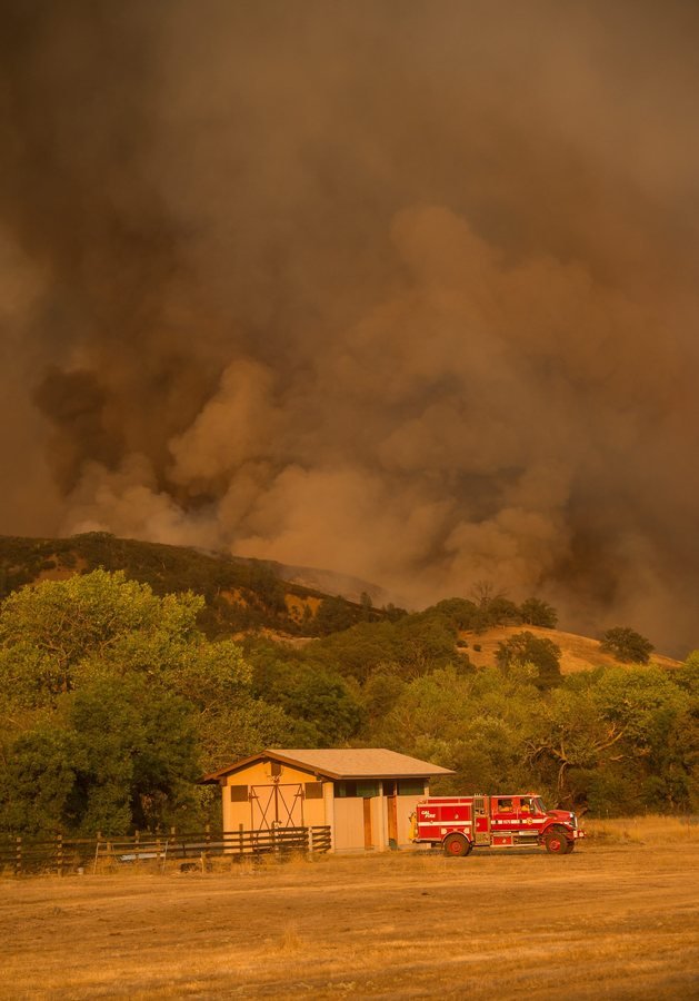 Πύρινη κόλαση η Καλιφόρνια - 10.000 πυροσβέστες μάχονται με 21 μεγάλες πυρκαγιές [εικόνες] | iefimerida.gr 2