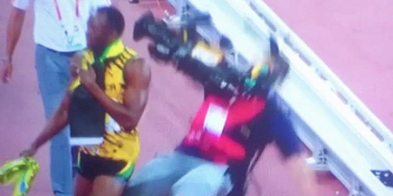 Ατύχημα του Γιουσέιν Μπολτ με κάμεραμαν την ώρα του πανηγυρισμού [εικόνες & βίντεο] | iefimerida.gr 0