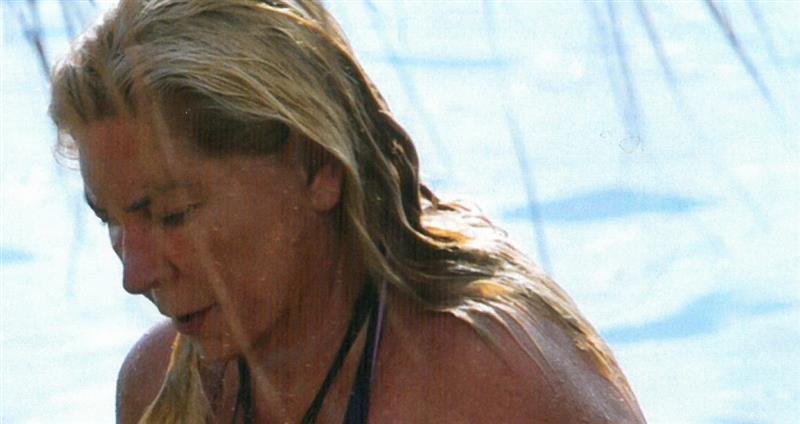 Οι βουτιές της Δήμητρας Παπανδρέου - Με μπικίνι στην παραλία της Ψάθας [εικόνες] | iefimerida.gr 2