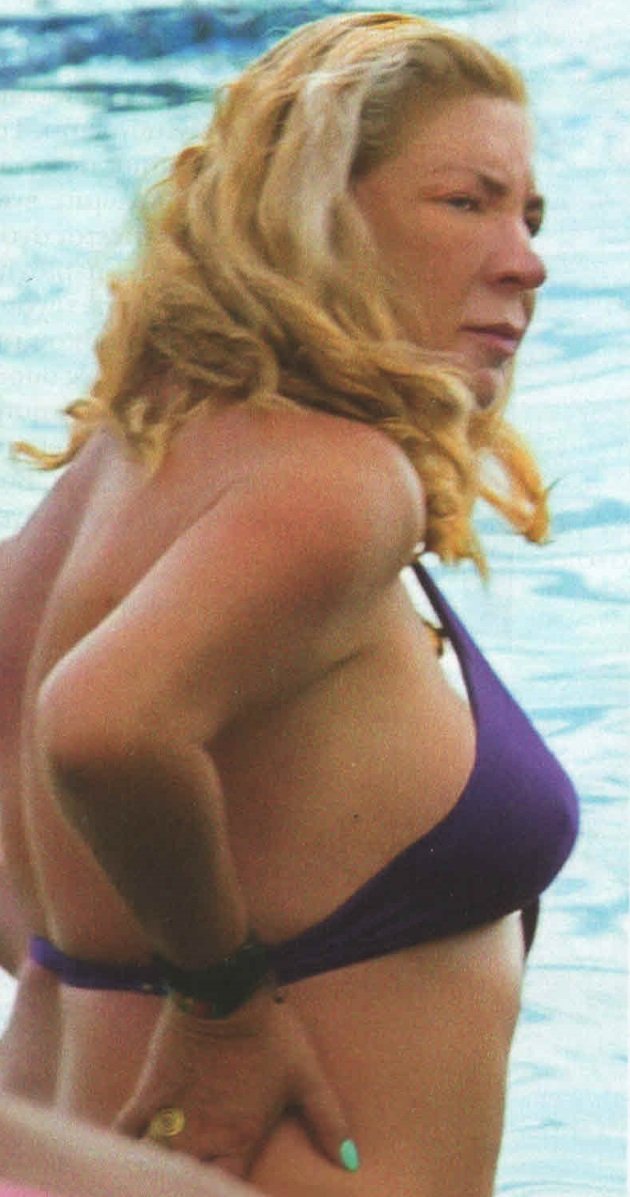 Οι βουτιές της Δήμητρας Παπανδρέου - Με μπικίνι στην παραλία της Ψάθας [εικόνες] | iefimerida.gr 0