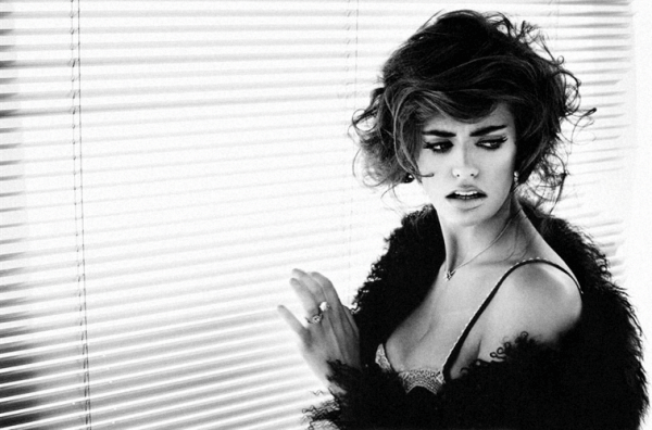 Η νόθα εγγονή του Αλέν Ντελόν - Μια καλλονή που του μοιάζει [εικόνες] | iefimerida.gr 12