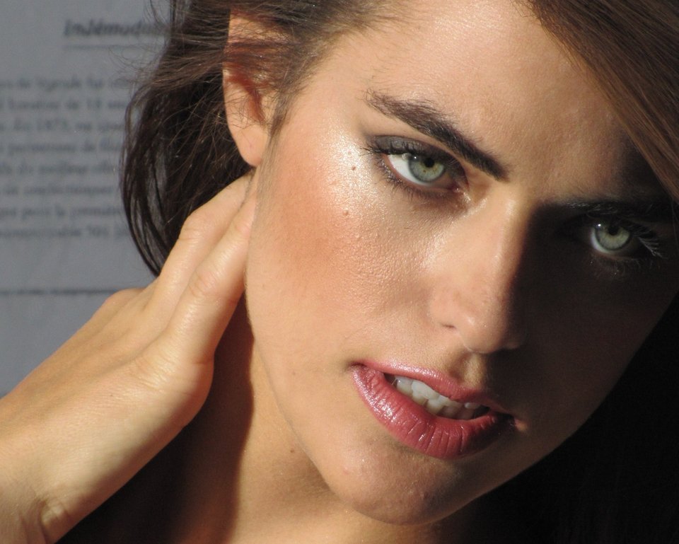 Η νόθα εγγονή του Αλέν Ντελόν - Μια καλλονή που του μοιάζει [εικόνες] | iefimerida.gr 2