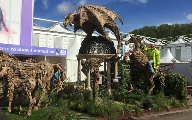 Τρομακτικοί δράκοι και άγρια άλογα – Καλλιτέχνης φτιάχνει γλυπτά από ξύλα που βρίσκει στις ακτές [εικόνες]  | iefimerida.gr 3