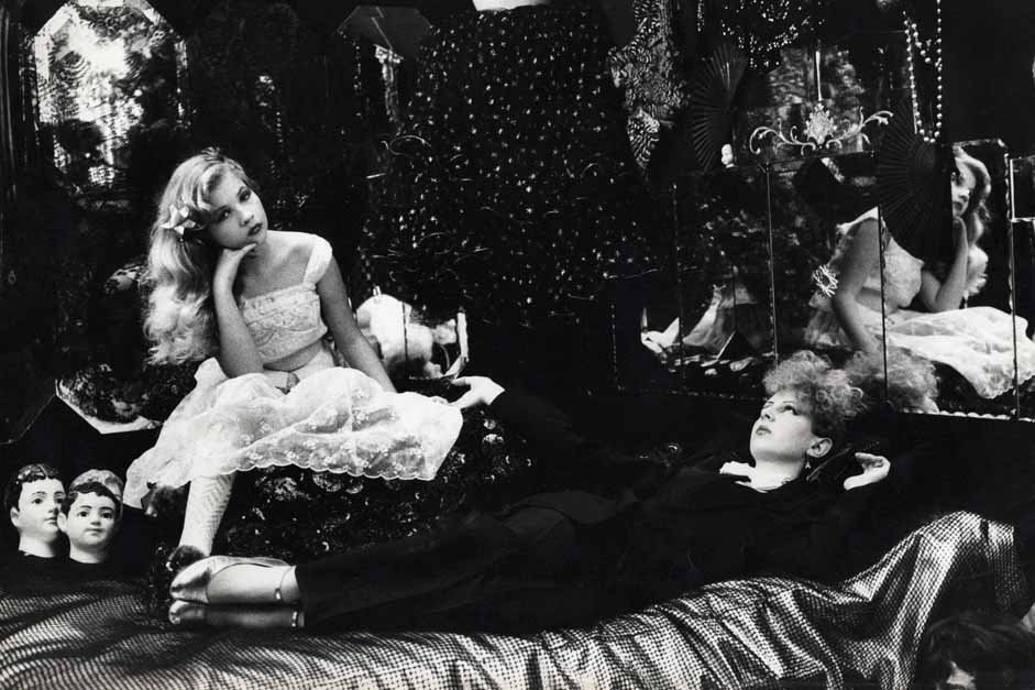 Ιρίνα Ιονέσκο: Η σκοτεινή φωτογράφος που μετέτρεψε την 11χρονη κόρη της σε ίνδαλμα-νυμφίδιο [εικόνες] | iefimerida.gr 2