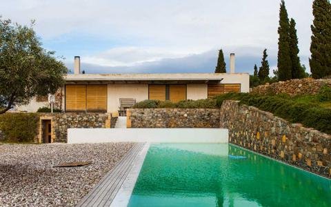 Το χρυσό καλοκαίρι της Αίγινας -Το νησί ανθεί χάρη στον Βαρουφάκη [εικόνες] | iefimerida.gr 7