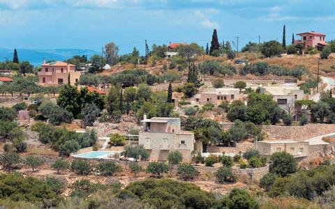 Το χρυσό καλοκαίρι της Αίγινας -Το νησί ανθεί χάρη στον Βαρουφάκη [εικόνες] | iefimerida.gr 8