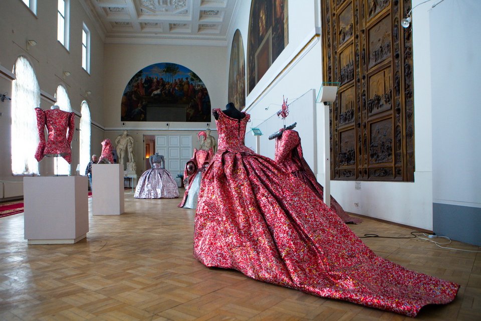 Γλυπτική καθηλωτική από κουτάκια Coca Cola και αλουμίνιο [εικόνες] | iefimerida.gr 6