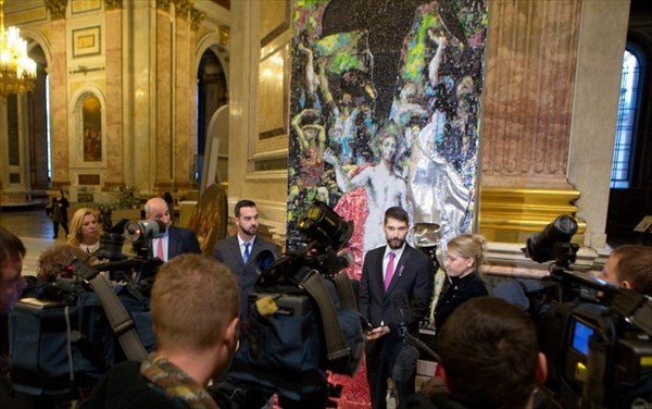 Γλυπτική καθηλωτική από κουτάκια Coca Cola και αλουμίνιο [εικόνες] | iefimerida.gr 1