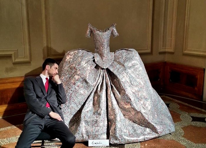 Γλυπτική καθηλωτική από κουτάκια Coca Cola και αλουμίνιο [εικόνες] | iefimerida.gr 5