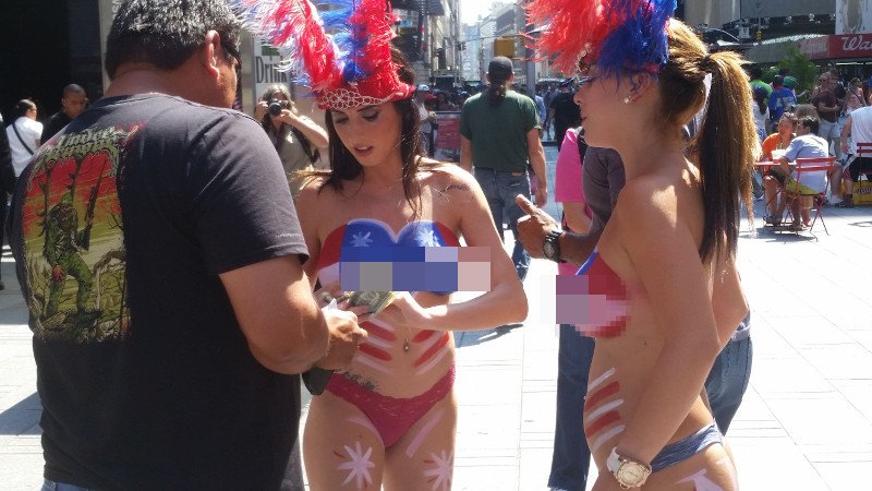 Τα γυμνόστηθα κορίτσια της Times Square που ο δήμαρχος της Νέας Υόρκης θέλει να διώξει [εικόνες] | iefimerida.gr 1