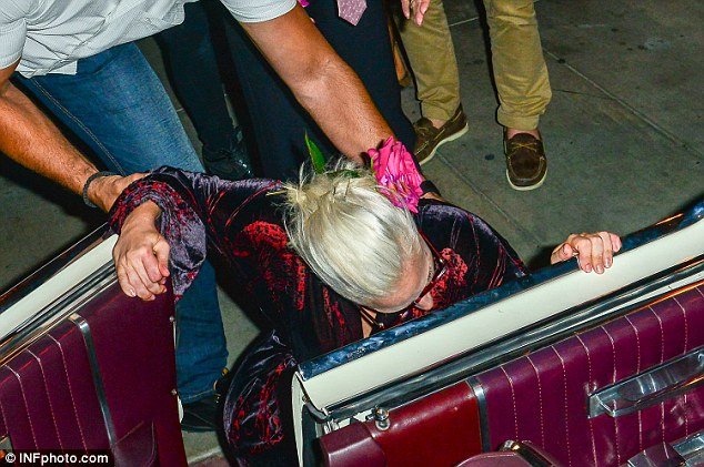 Επική τούμπα της Lady Gaga μπροστά σε φωτογράφους [εικόνες]  | iefimerida.gr 2