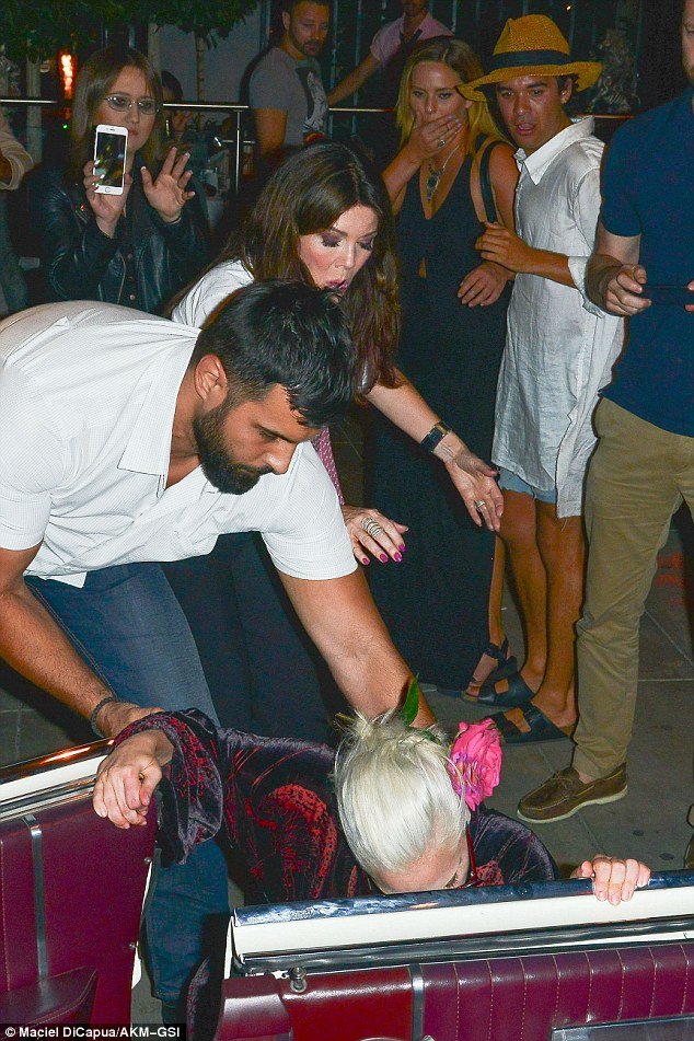 Επική τούμπα της Lady Gaga μπροστά σε φωτογράφους [εικόνες]  | iefimerida.gr 3