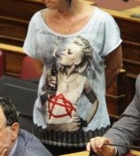 Βουλή: Βουλευτής με μπλούζα με το σύμβολο της αναρχίας και μια... βόμβα μολότοφ[εικόνες] | iefimerida.gr 2