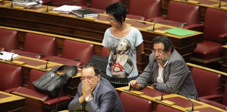 Βουλή: Βουλευτής με μπλούζα με το σύμβολο της αναρχίας και μια... βόμβα μολότοφ[εικόνες] | iefimerida.gr 0