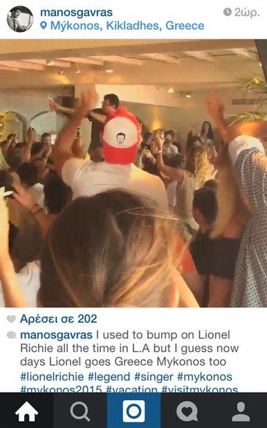 Ο Λάιονελ Ρίτσι ξεσαλώνει στη Μύκονο [εικόνες&βίντεο] | iefimerida.gr 1