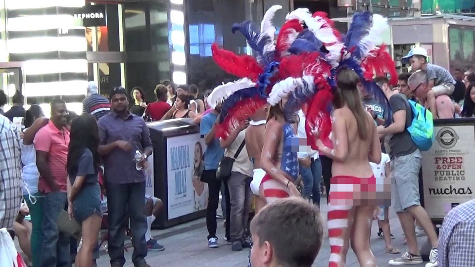 Τα γυμνόστηθα κορίτσια της Times Square που ο δήμαρχος της Νέας Υόρκης θέλει να διώξει [εικόνες] | iefimerida.gr 14