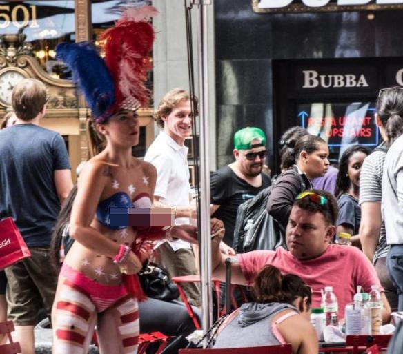 Τα γυμνόστηθα κορίτσια της Times Square που ο δήμαρχος της Νέας Υόρκης θέλει να διώξει [εικόνες] | iefimerida.gr 5