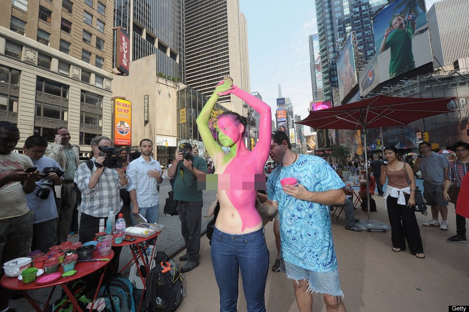 Τα γυμνόστηθα κορίτσια της Times Square που ο δήμαρχος της Νέας Υόρκης θέλει να διώξει [εικόνες] | iefimerida.gr 12