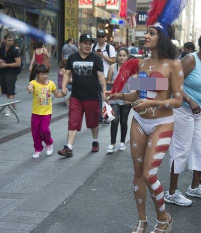 Τα γυμνόστηθα κορίτσια της Times Square που ο δήμαρχος της Νέας Υόρκης θέλει να διώξει [εικόνες] | iefimerida.gr 13